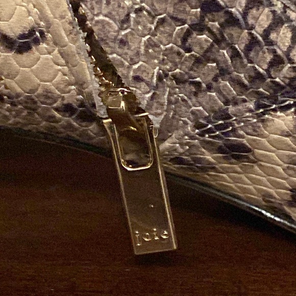 Beautiful snake skin designer bootie with kitten heel, size 39. Calinda style - Picture 6 of 14